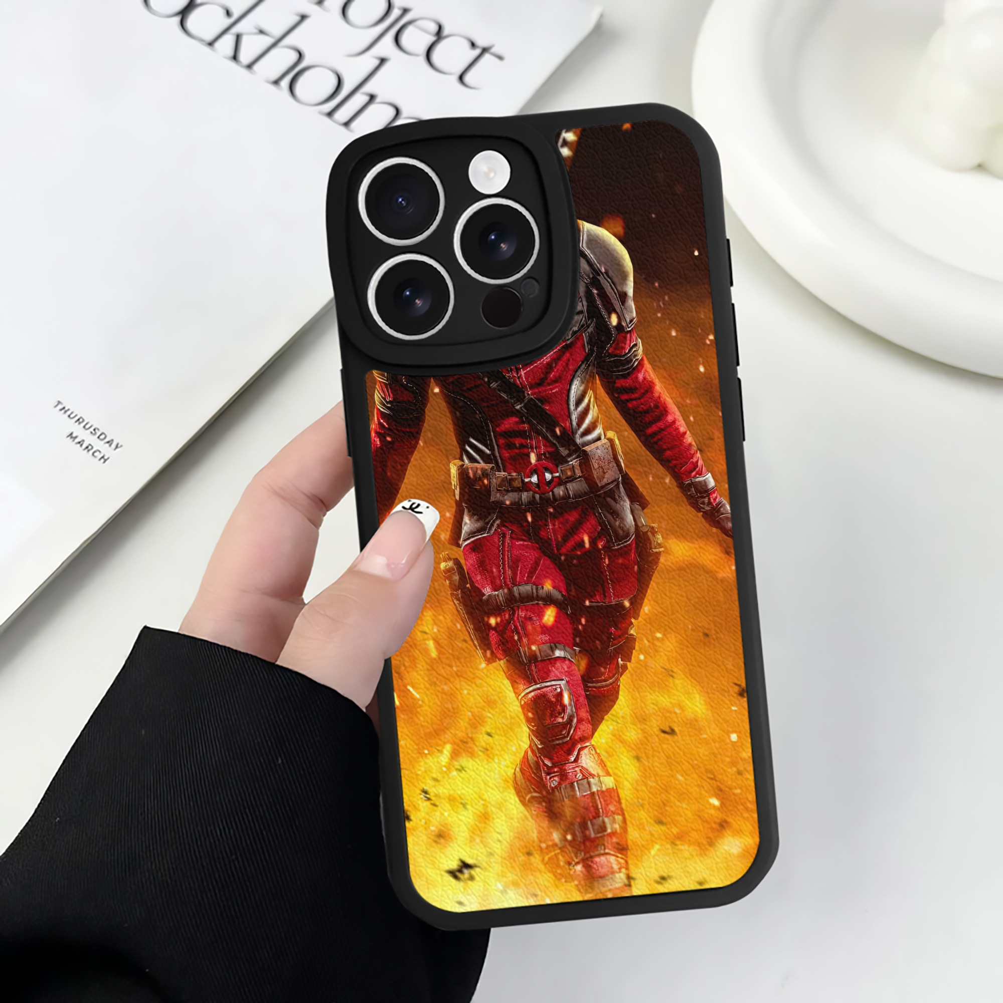 （画像用） Deadpool デッドプール 【iPhone 16シリーズ対応】シリコンスマホケース（レザー調） 材質：シリコン